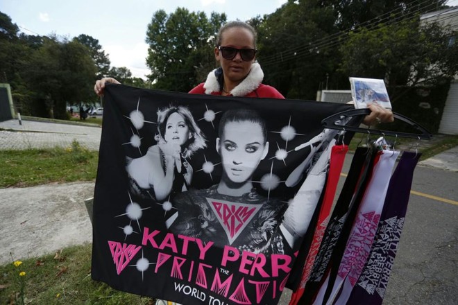Vendedora ambulante vende produtos com imagem da Katy Perry nos arredores da Pedreira Paulo Leminski, em Curitiba. | Henry Milléo/Gazeta do Povo