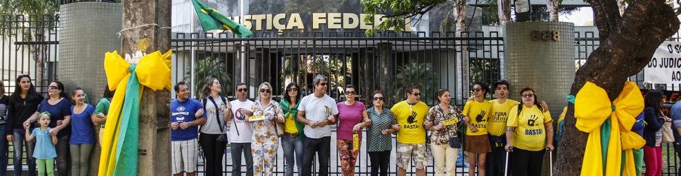 Manifestação em frente ao prédio da Justiça Federal em Curitiba: briga para manter os casos da Lava Jato. | Daniel Castellano
/Gazeta do Povo