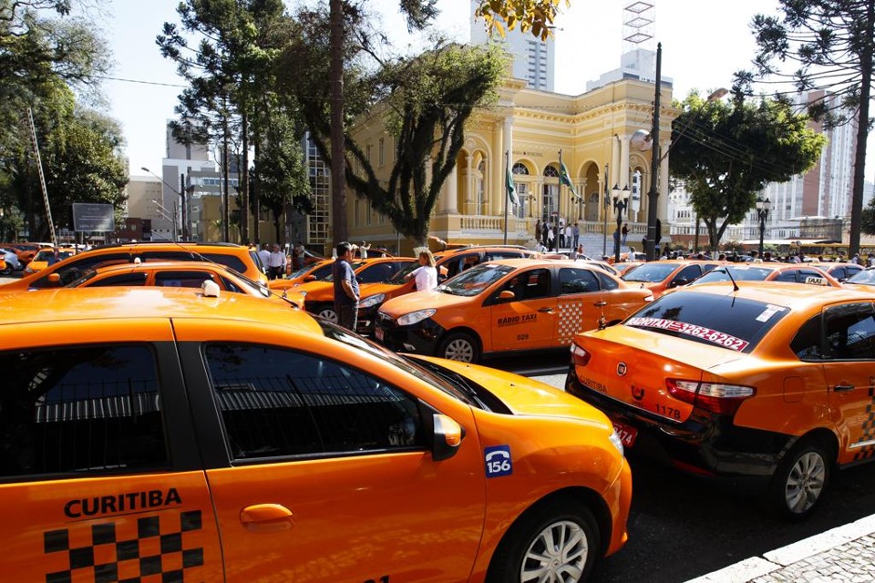 O preço das corridas e a demora no atendimento são as principais reclamações dos curitibanos em relação ao serviço de táxi da cidade. | Daniel Castellano/Gazeta do Povo