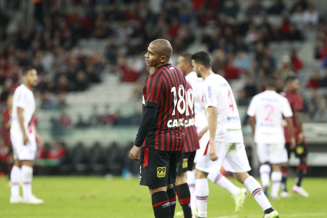 Walter observa lance durante a partida contra o JEC | Daniel Castellano/Gazeta do Povo