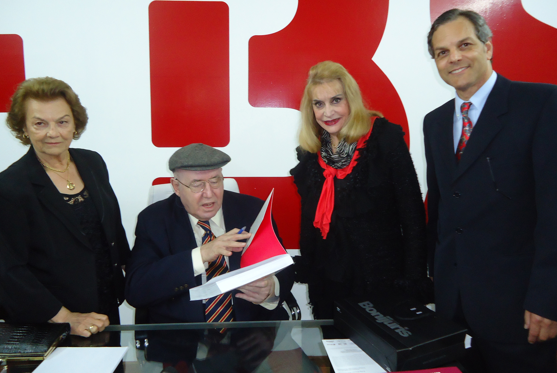 Aroldo Murá G. Haygert autografa para Nira Francalacci França , à esquerda, viúva do perfilado Comandante França, Lylian Vargas e Marcos França, filho dele | Leatrice Heidgger/