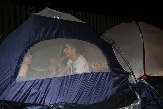 Fãs estão acampados há mais de uma semana na Pedreira Paulo Leminski, à espera de Katy Perry... | Pedro Serapio/Gazeta do Povo