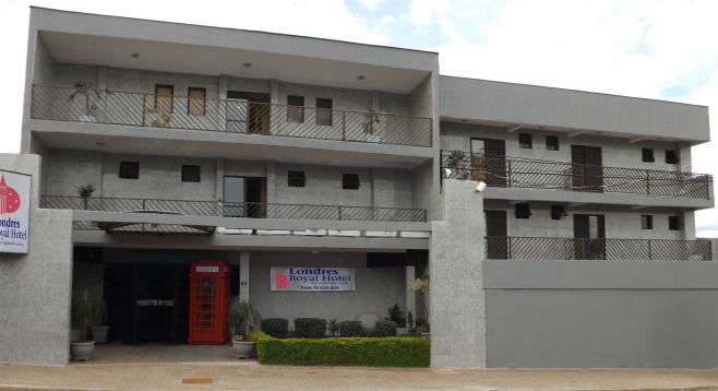 Londres Royal Hotel aproveitou a troca de nome do estabelecimento para comunicar o sentimento de indignação | /