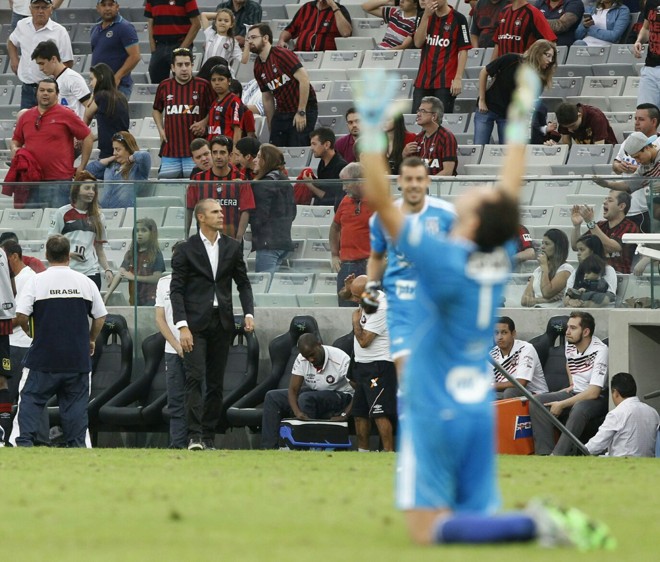 Goleiro Marcelo Lomba comemora o gol da vitória da Ponte Preta diante do técnico Milton Mendes, do Atlético.. | Daniel Castellano / Gazeta do Povo