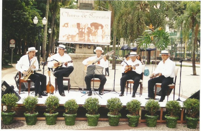 Grupo Choro e Seresta em apresentação na Praça Osório, em Curitiba, em 2002. Moacyr é o quarto da esquerda para a direita. | João Luis Rodrigues