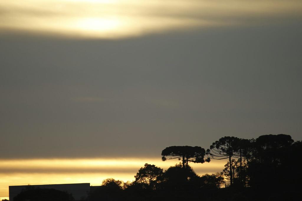 Pôr do sol desta terça-feira em Curitiba | Jonathan Campos/Gazeta do Povo