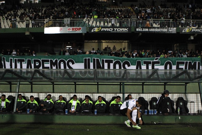 Faixa de apoio aos jogadores do Coritiba. | Jonathan Campos/Gazeta do Povo