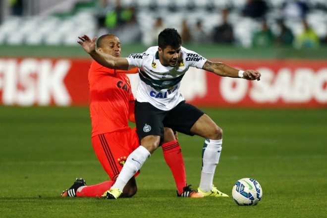 Atacante Henrique Almeida, do Coritiba, recebe falta do Sport Recife. | Albari Rosa/Gazeta do Povo