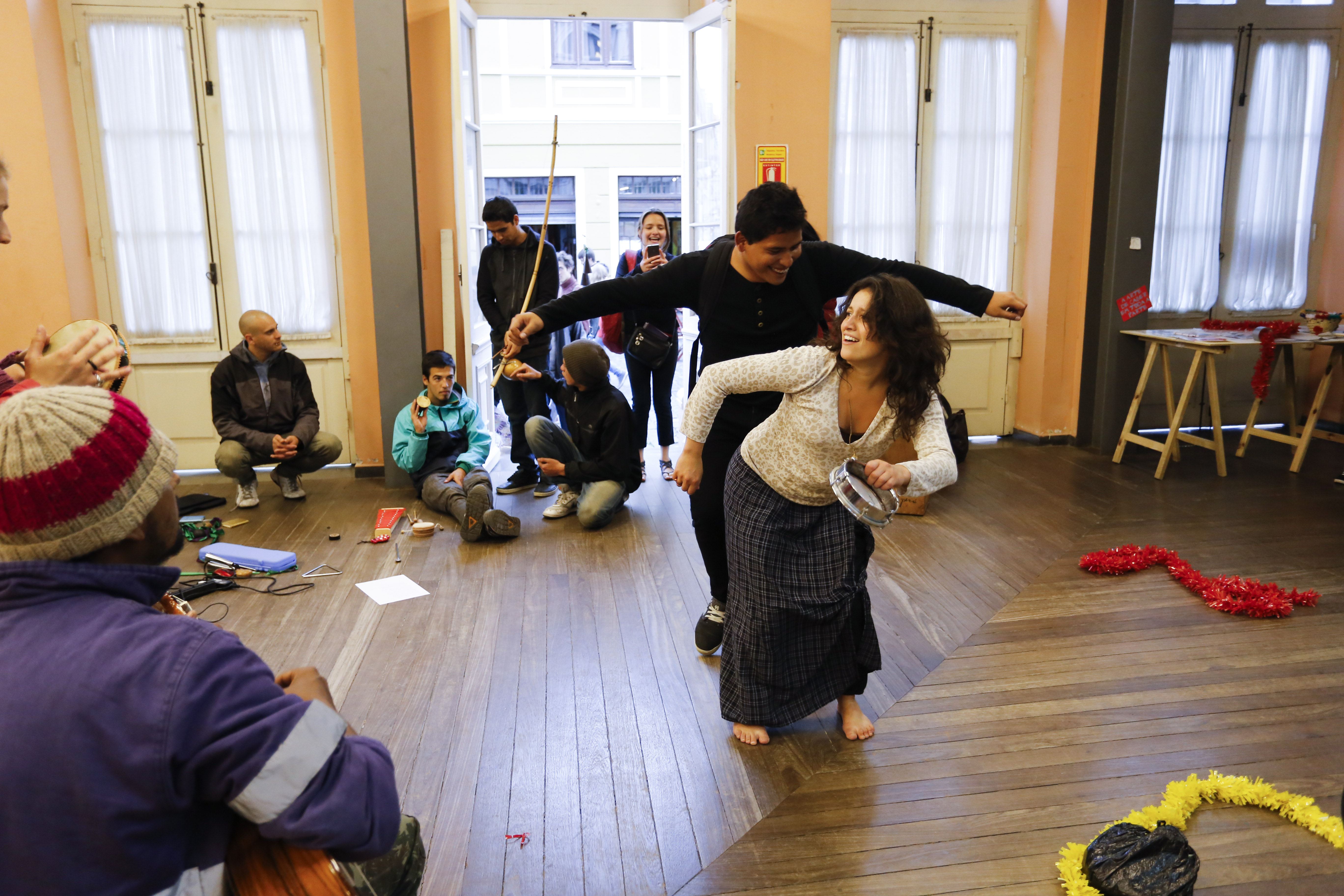 No centro, a atriz Ailime Huckembeck dança com curioso. | Daniel Castellano/Gazeta do Povo