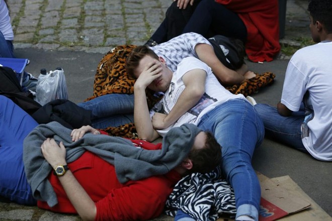 Fãs dormem na fila para ver Katy Perry: movimento já é grande no fim da manhã desta terça-feira (29), nos arredores da Pedreira Paulo Leminski. | Henry Milléo/Gazeta do Povo