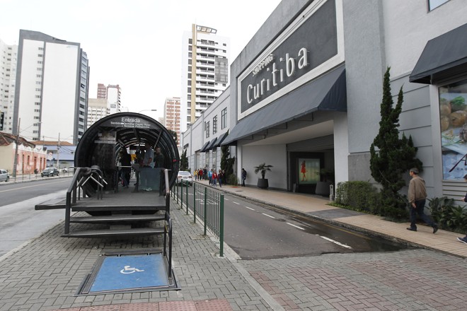 Localizado na esquina com a Rua Brigadeiro Franco, Shopping Curitiba foi instalado em um antigo quartel do exército. | Jonathan Campos/Gazeta do Povo
