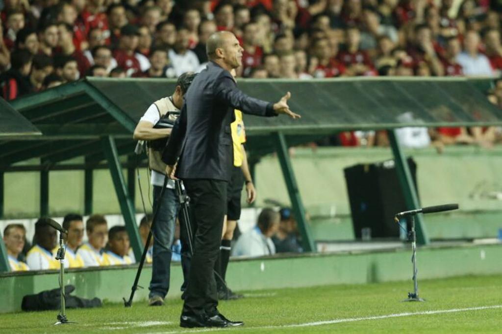 Milton Mendes se desculpou com a torcida pela derrota para o Grêmio no Couto. | Hugo Harada/Gazeta do Povo