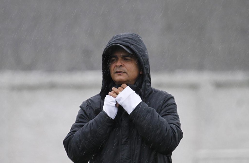 Técnico Ney Franco se protege da chuva no último treino do Coritiba antes do jogo com o Fluminense. | Jonathan Campos/Gazeta do Povo