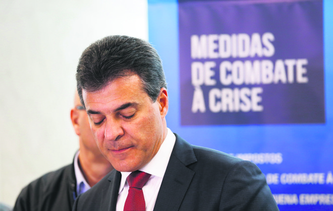 PSDB é crítico das pedaladas de Dilma, mas governo do tucano Richa fez manobra parecida para evitar condenação pelo TC. | Daniel Castellano/Gazeta do Povo