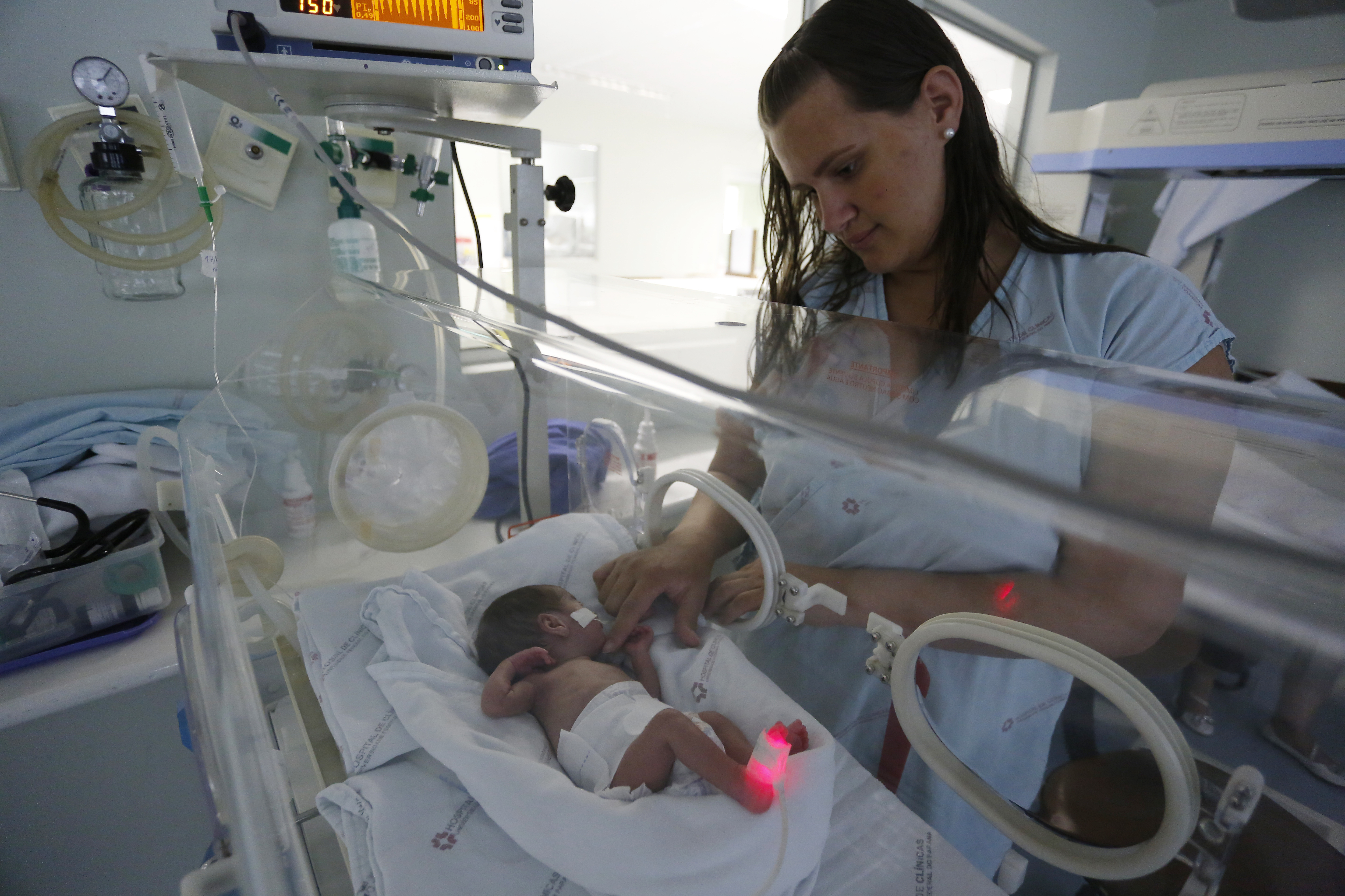 Ana Laura, filha de Luciana de Lima Novo, nasceu com 635 gramas: já está com mais de um quilo, mas sem previsão de saída da UTI Neonatal | Henry Milleo/Gazeta do Povo