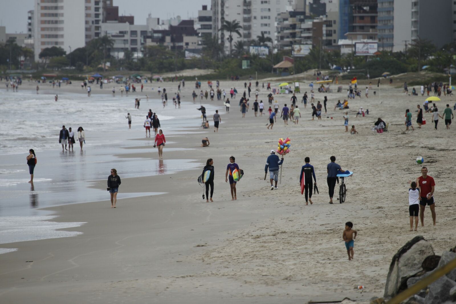Manhã de domingo foi agitada no pico de Matinhos. | Jonathan Campos /Gazeta do Povo