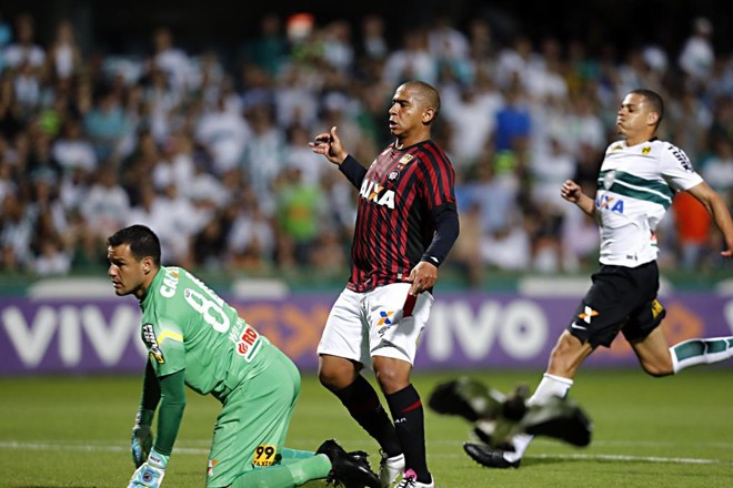 A bola passou raspando a trave do Coritiba. | Albari Rosa/Gazeta do Povo