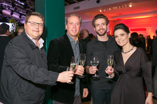 Os empresários Pedro de Oliveira e José Ost (ambos à esq.), o ator Leonel Pizani e a gerente do Núcleo Estilo de Vida da Gazeta do Povo, Andrea Sorgenfrei | Rubens Nemitz Jr