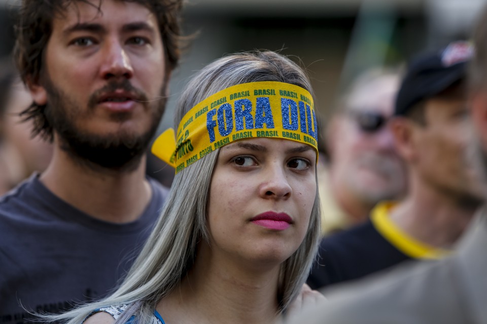 Manifestante pede o afastamento de Dilma em Curitiba:mais três pedidos de impeachment foram arquivados. | Henry Milleo/Gazeta do Povo