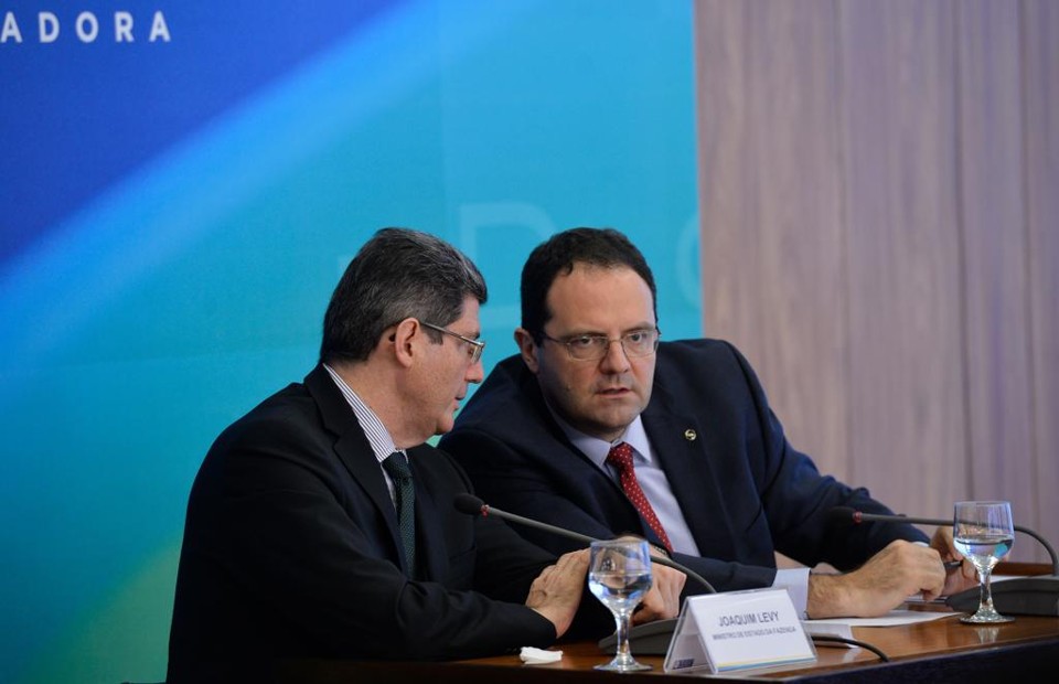 Os ministros Joaquim Levy (Fazenda) e Nelson Barbosa (Planejamento) durante a entrega da proposta deOrçamento, na última segunda-feira (31) | Wilson Dias/Agência Brasil
