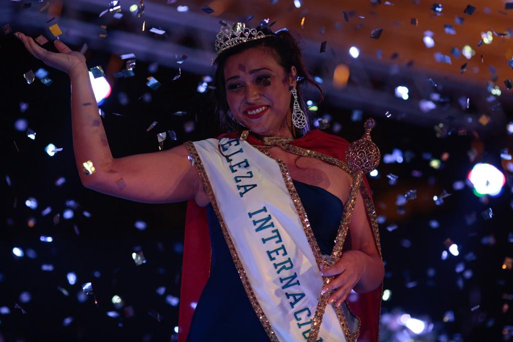 Falida Djonni Dahlgren  recebe a faixa do concurso | Pedro Kirilos/Agência O Globo