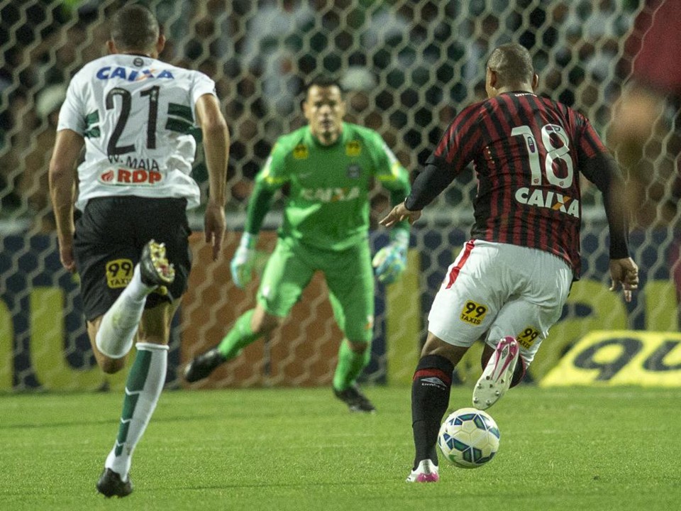 Zagueiro Walisson Maia falha e a bola sobra para Walter, que desperdiça à frente do goleiro Wilson a chance de empatar o jogo para o Atlético. | Marcelo Andrade/Gazeta do Povo