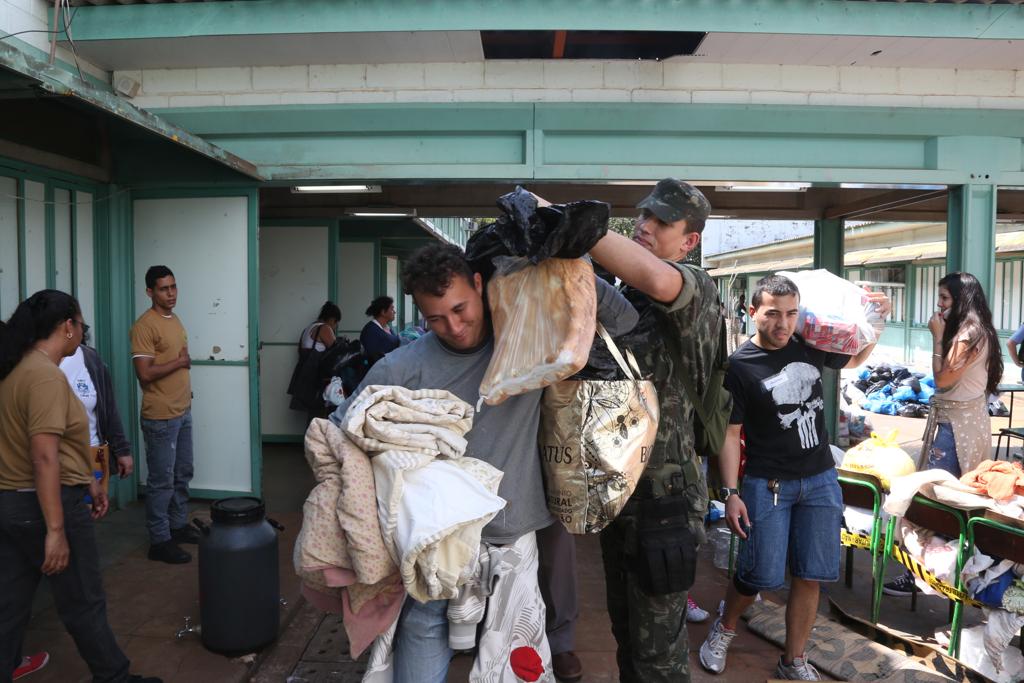 O Exército está ajudando a distribuir as doações que chegam em Foz do Iguaçu. Uma corrente do bem se formou na cidade do Oeste. | Orlando Kissner/ANPr