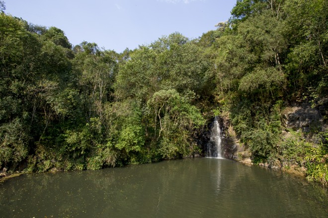 Cachoeira de 7 metros desagua numa piscina natural no parque Vista Alegre. | Hugo Harada/Gazeta do Povo