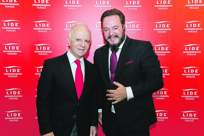 O fundador e presidente do Conselho de Administração do Grupo Boticário, Miguel Krigsner (à esq.), com o presidente do LIDE Paraná, Fabrício de Macedo, ontem, no Castelo do Batel. Foto: Naideron Jr. |