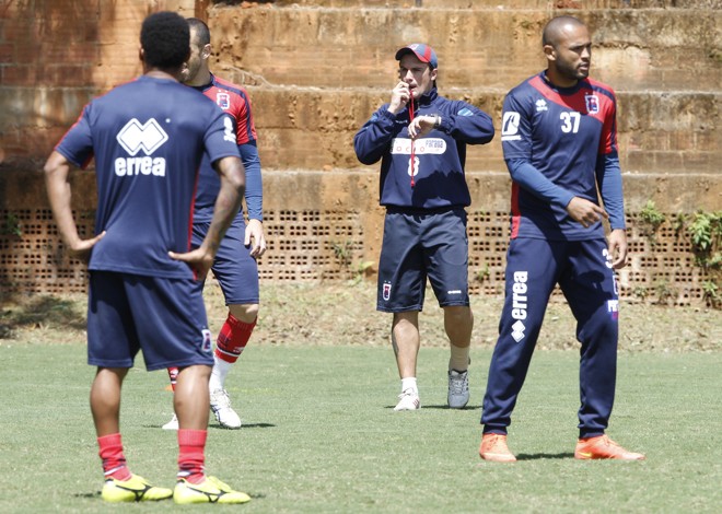 Fernando Miguel comanda o primeiro treino. | Aniele Nascimento/Gazeta do Povo
