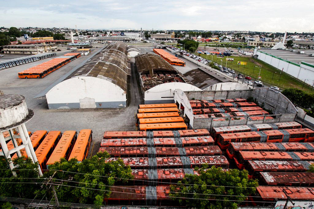Vários ônibus biarticulados parados no pátio da empresa estão a espera da destinação | Daniel Castellano/Gazeta do Povo