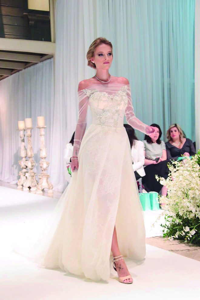 A top model alemã Katharina Linke abriu o luxuoso desfile da grife israelense Galia Lahav, que movimentou o Castelo do Batel na tarde de ontem. Os modelos arrancaram elogios e suspiros das convidadas, mesmo daquelas que já passaram pela experiência do altar | Foto: Naideron Jr.