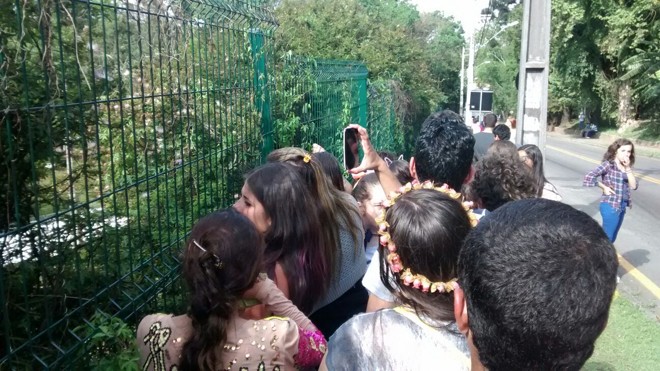 Fãs tentam “espiar” os preparativos para o show do lado de fora | Adriana Czelusniak Gazeta do Povo