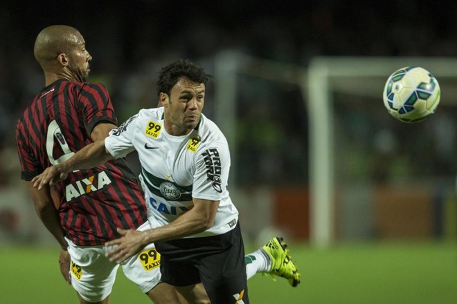 Kléber e Kadu disputam bola no Couto Pereira. | Marcelo Andrade/Gazeta do Povo