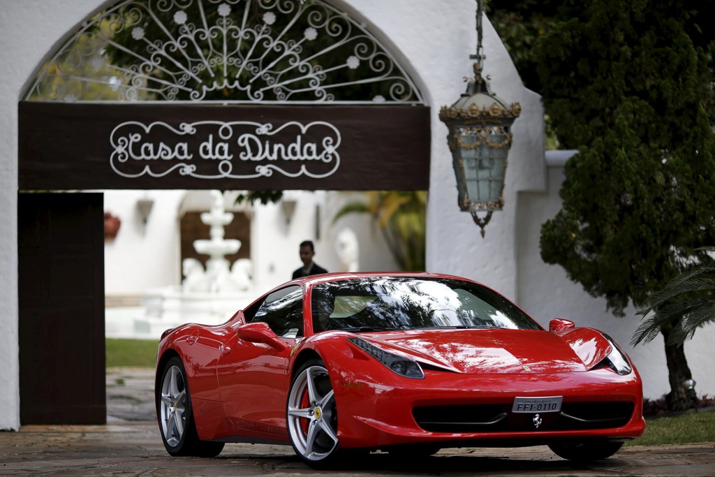 A vistosa Ferrari vermelha foi um dos carros de Collor apreendidos na Casa da Dinda. | Ueslei Marcelino/Reuters