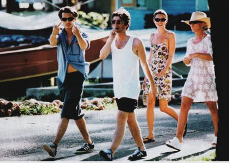 Ao lado de Noel Gallagher, Depp demonstra toda sua simpatia com os paparazzi | /