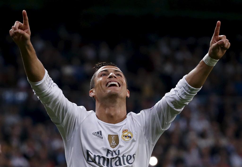 Português Cristiano Ronaldo comemora o primeiro dos três gols que marcou diante dos ucranianos. | JUAN MEDINA/REUTERS