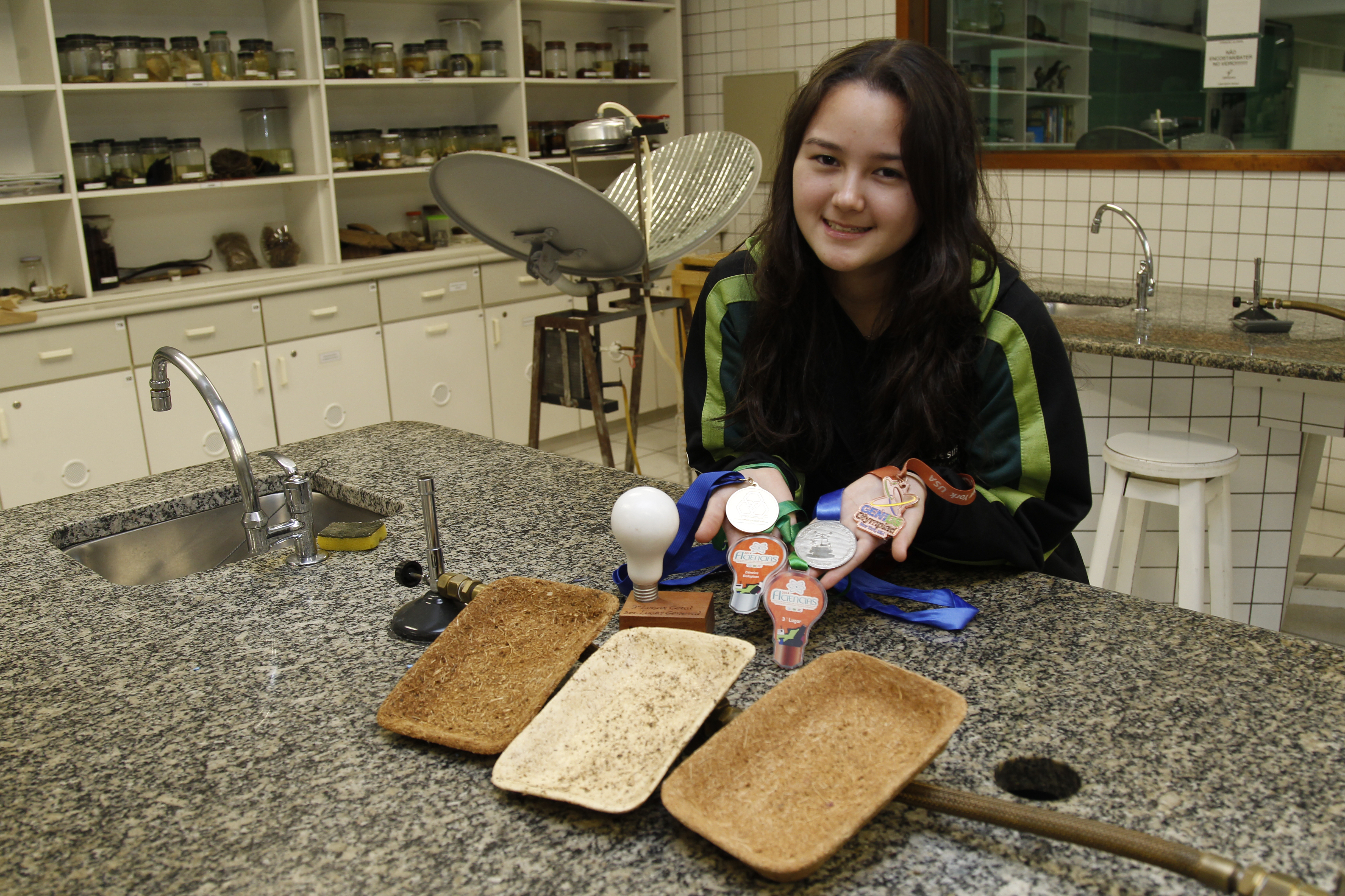 Aos 17 anos, Sayuri Magnabosco coleciona medalhas por suas bandejas de isopor biodegradável. | Aniele Nascimento/Gazeta do Povo