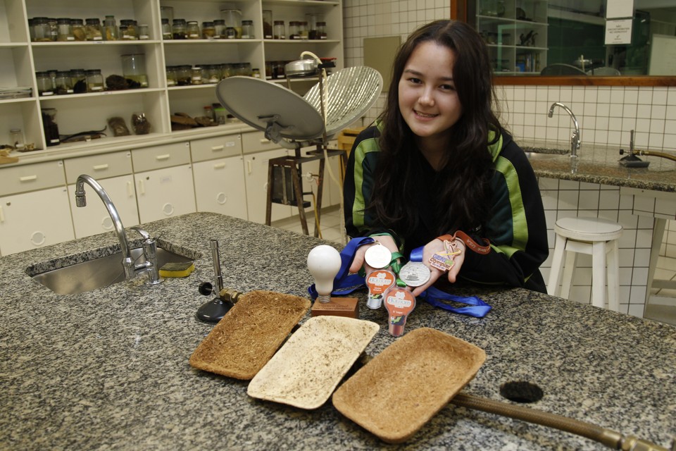 Inovador, isopor biodegradável nasceu na escola Aos 17 anos, Sayuri Magnabosco coleciona medalhas por suas bandejas de isopor biodegradável. | Aniele Nascimento/Gazeta do Povo