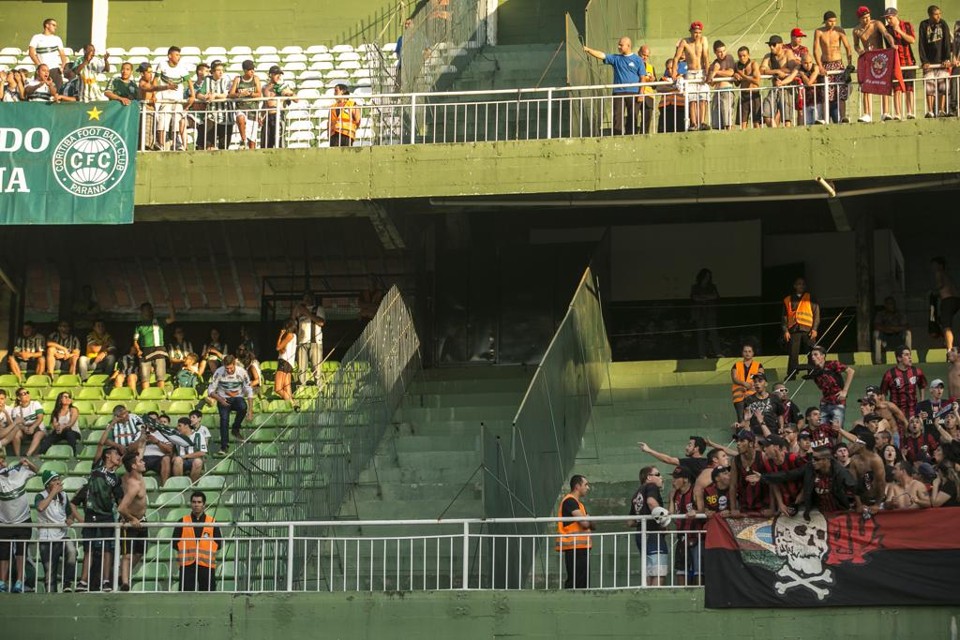 Bomba caseira explodiu no meio da torcida do Atlético. | Marcelo Andrade/Gazeta do Povo