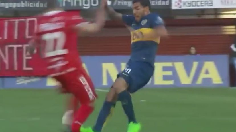 Imagem congelada do momento em qu eEzequiel Ham quebrou a perna em disputa com Tevez. | /