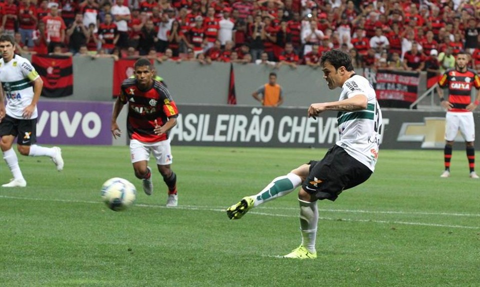 Kléber marca primeiro gol pelo Coritiba em cobrança de pênalti contra o Flamengo | Divulgação Coritiba