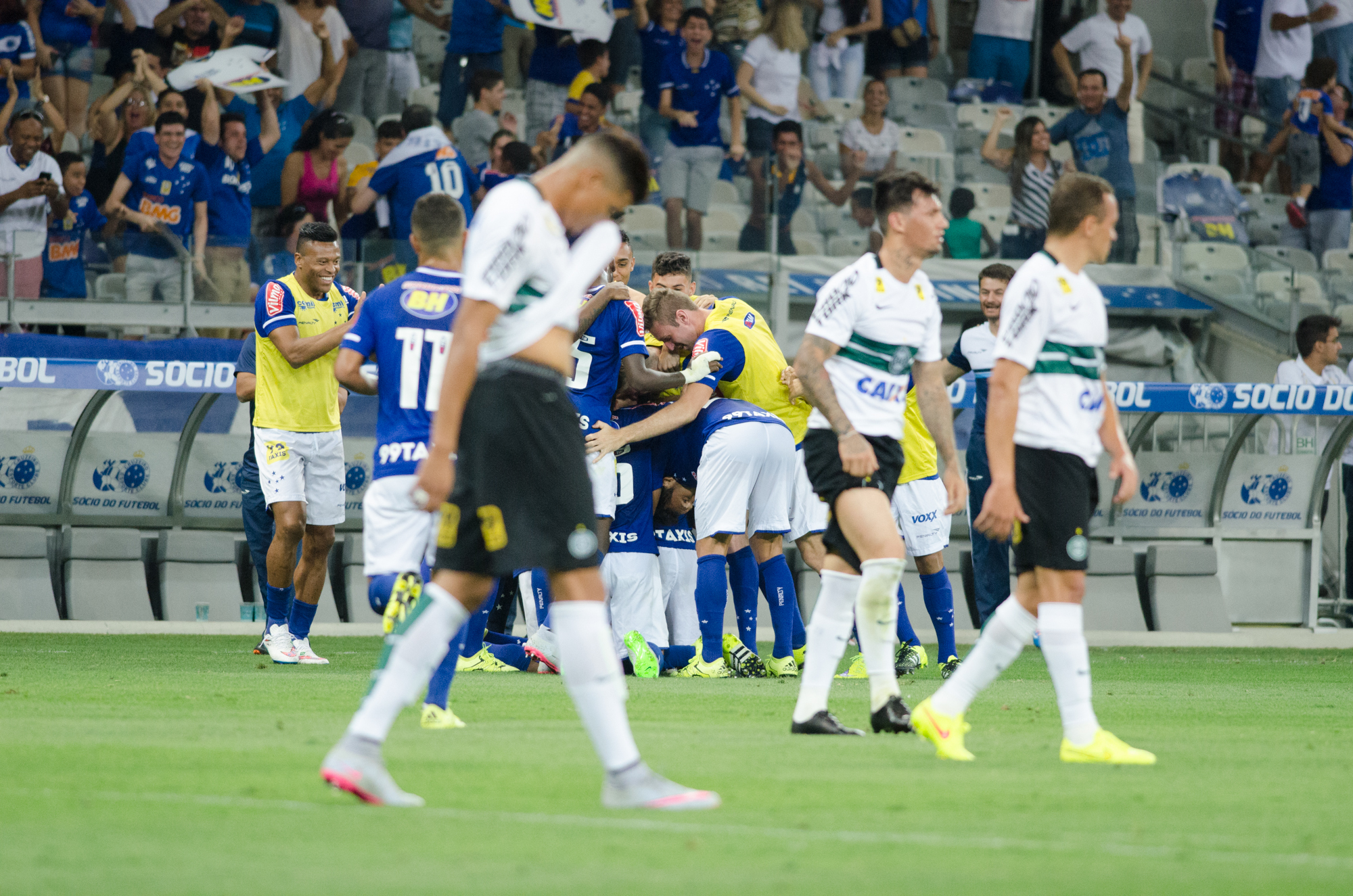 Jogadores do Coritiba lamentam o segundo gol do Cruzeiro, marcado por William. | Araceli Souza/Folhapress/