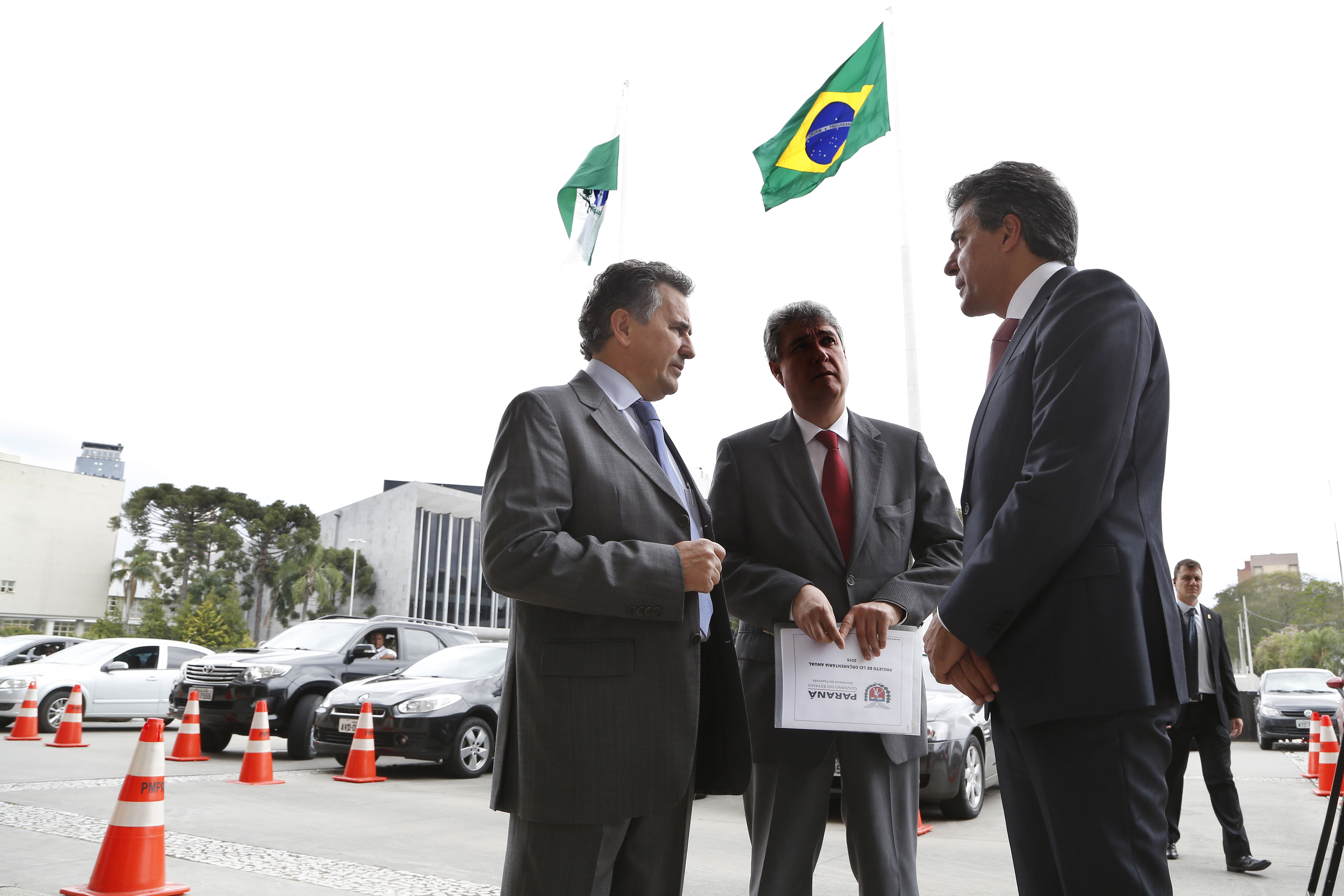 Da esq. para dir.: Deonilson Roldo, chefe de gabinete, Mauro Ricardo Costa, secretário da Fazenda, e o governador Beto Richa: investimentos. | Henry Milleo/Gazeta do Povo