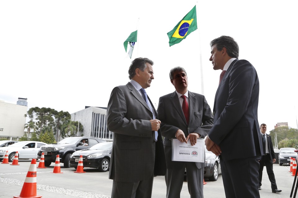 Da esq. para dir.: Deonilson Roldo, chefe de gabinete, Mauro Ricardo Costa, secretário da Fazenda, e o governador Beto Richa: investimentos. | Henry Milleo/Gazeta do Povo