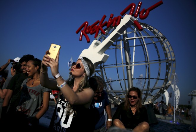 Fã faz uma selfie na entrada da Cidade do Rock, no primeiro dia de Rock in Rio | PILAR OLIVARES/REUTERS