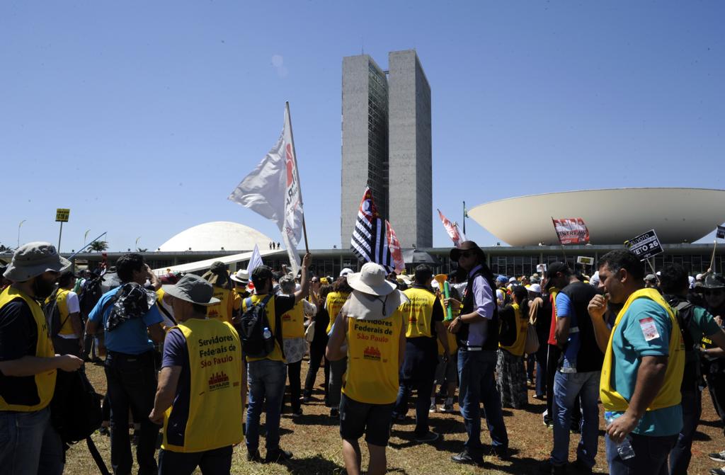 Do lado de fora do Congresso, servidores protestaram pela derrubada do veto ao reajuste do Judiciário. | Luís Macedo/ Agência Câmara
