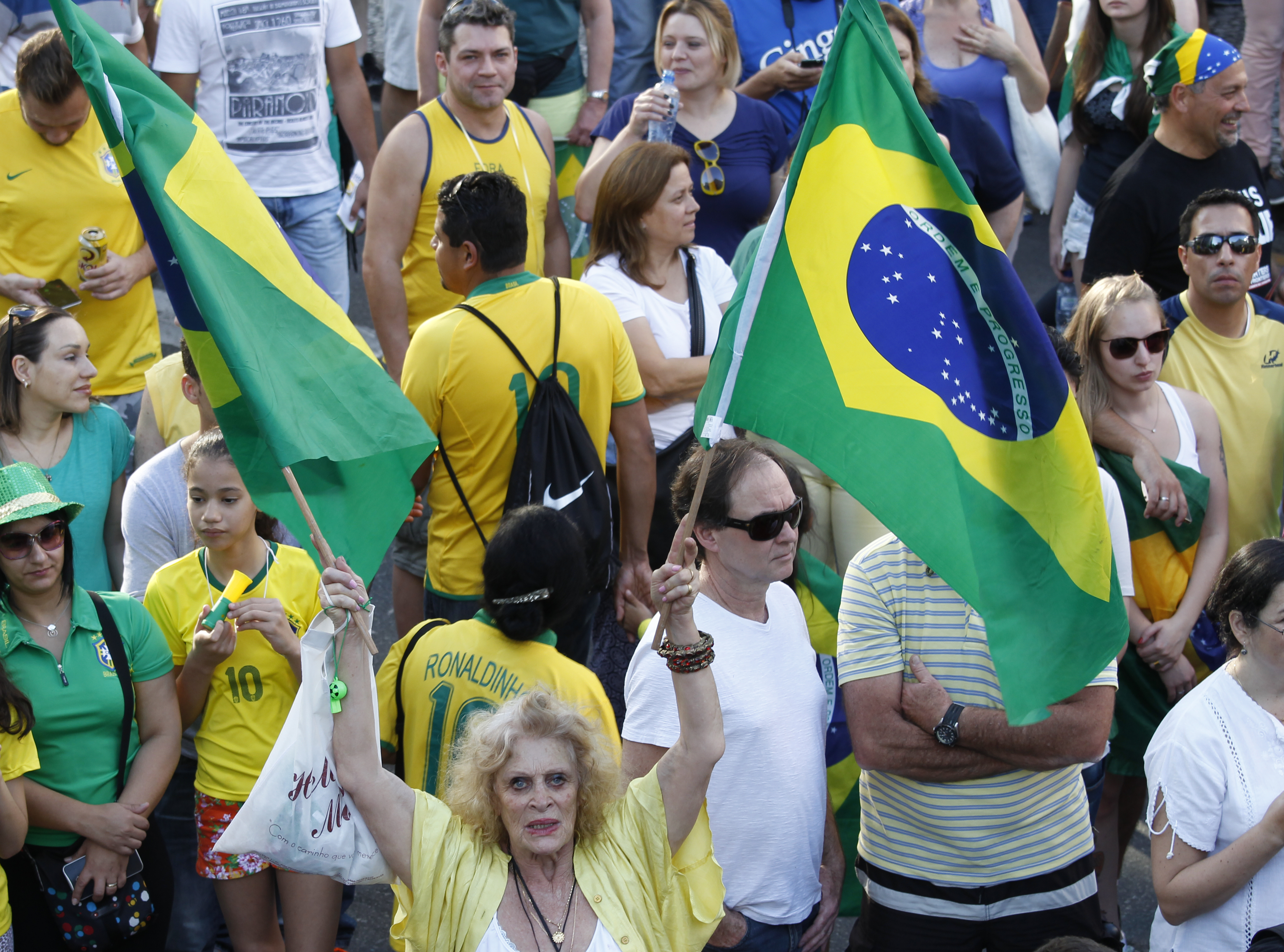 Temor do PT é que a população use preto e volte a protestar contra a presidente Dilma. | Aniele Nascimento/Gazeta do Povo