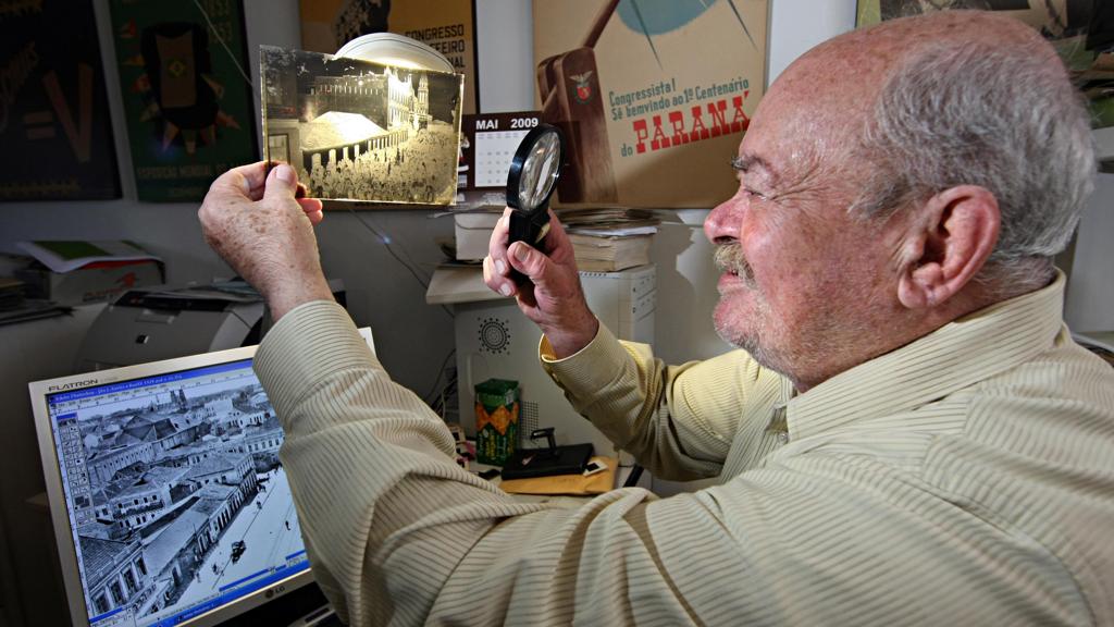 Cid Destefani em seu processo contínuo: selecionar fotos, passá-las para a tela e transformá-las em história. | ALBARI ROSA/Gazeta do Povo