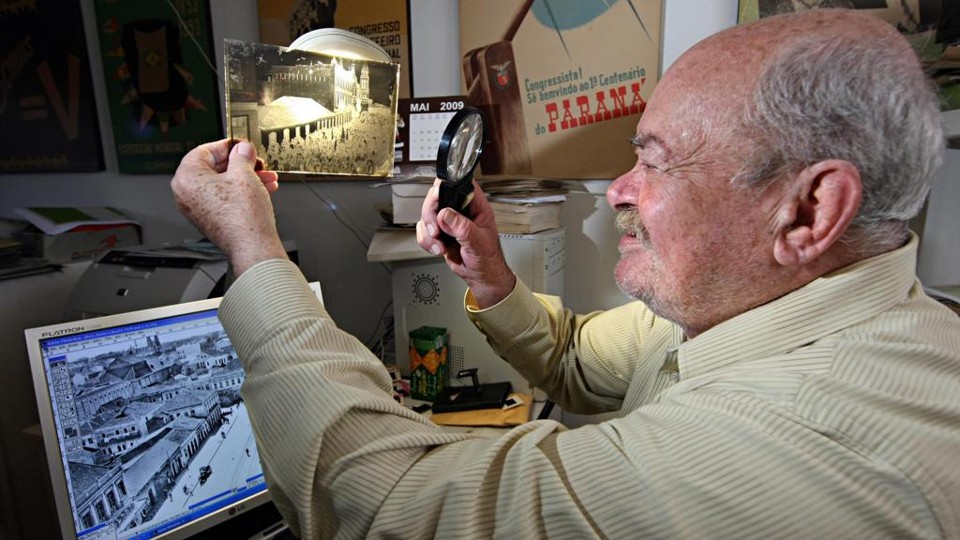 Cid Destefani em seu processo contínuo: selecionar fotos, passá-las para a tela e transformá-las em história. | ALBARI ROSA/Gazeta do Povo